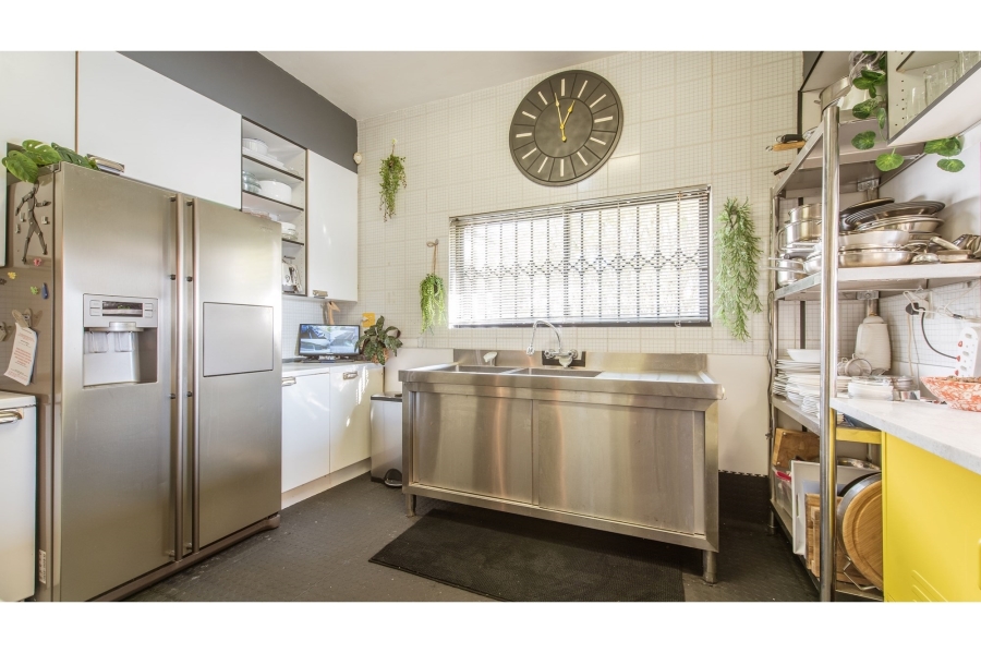 5 Bedroom Property for Sale in Green Point Western Cape
